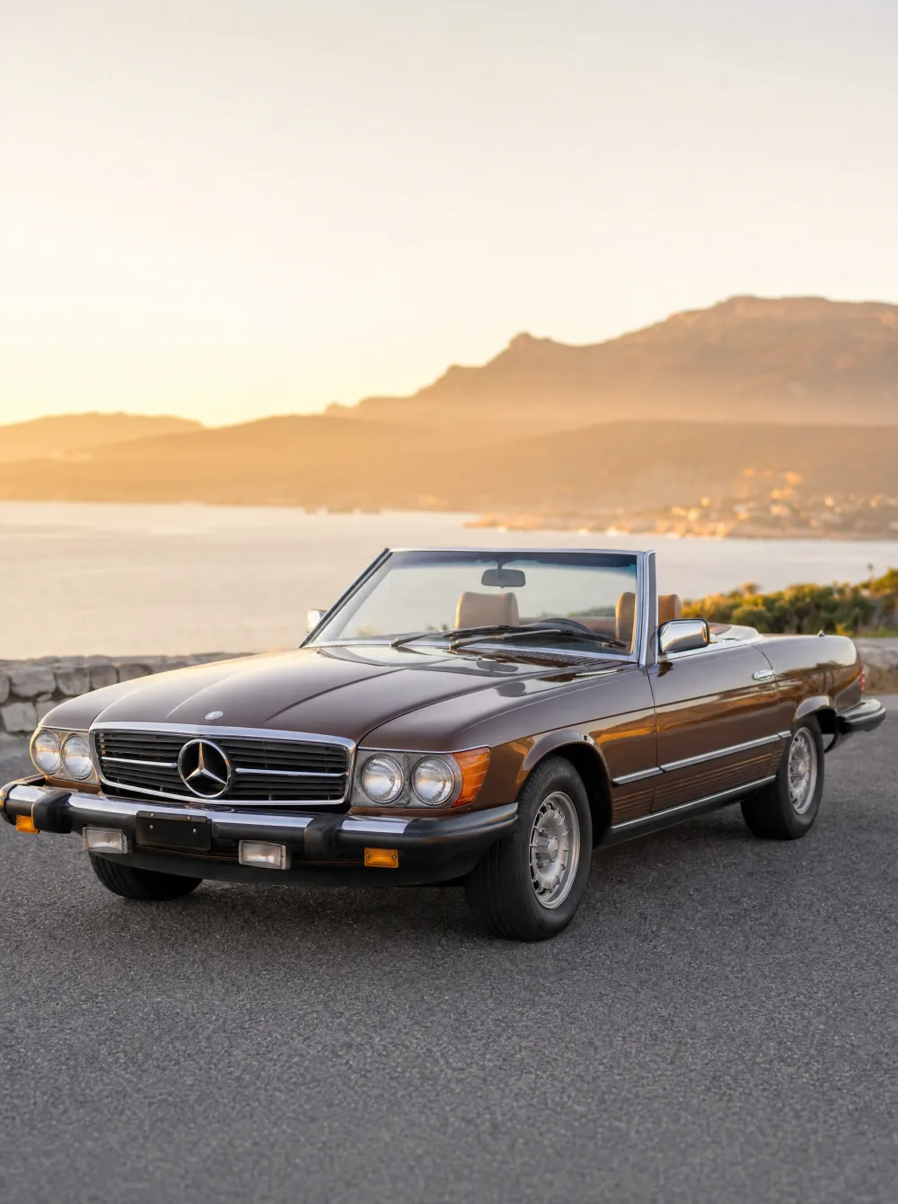 Klassieke Mercedes-Benz 450SL roadster (R107) met open kap uit 1978 in mangaanbruin metallic, driekwart vooraanzicht in gouden ochtendlicht.
